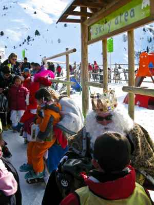 Los Reyes Magos realizan su tradicional visita a las Estaciones de Aramn